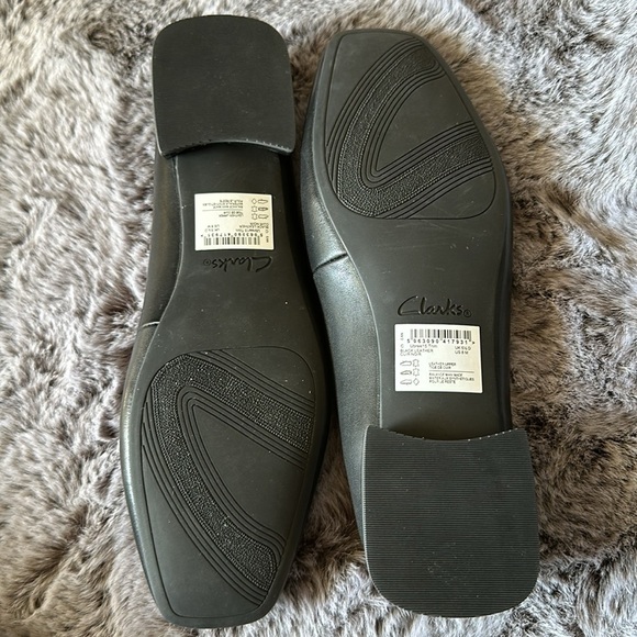 Clarks Black with gold hardware Leather Loafers size 8 - Picture 8 of 8